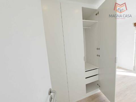 Apartamento T2 com arrecadação e vista Rio Tejo, para venda em Santa Iria de Azoia - Loures - Lisboa, remodelado, como novo