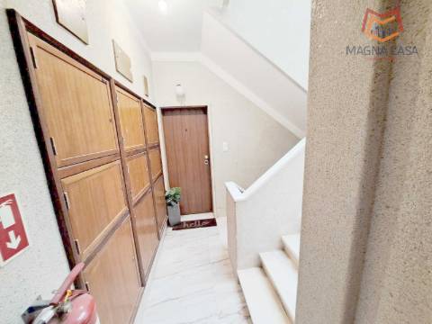 Apartamento T2 com arrecadação e vista Rio Tejo, para venda em Santa Iria de Azoia - Loures - Lisboa, remodelado, como novo