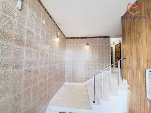 Apartamento T2 com arrecadação e vista Rio Tejo, para venda em Santa Iria de Azoia - Loures - Lisboa, remodelado, como novo