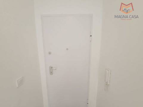 Apartamento T2 com arrecadação e vista Rio Tejo, para venda em Santa Iria de Azoia - Loures - Lisboa, remodelado, como novo