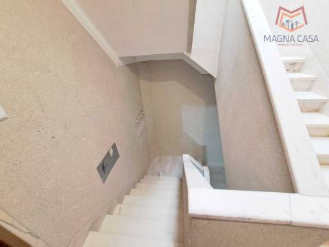 Apartamento T2 com arrecadação e vista Rio Tejo, para venda em Santa Iria de Azoia - Loures - Lisboa, remodelado, como novo