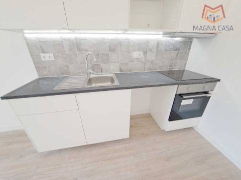 Apartamento T2 com arrecadação e vista Rio Tejo, para venda em Santa Iria de Azoia - Loures - Lisboa, remodelado, como novo
