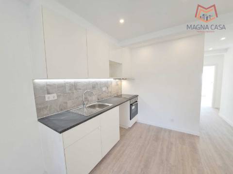 Apartamento T2 com arrecadação e vista Rio Tejo, para venda em Santa Iria de Azoia - Loures - Lisboa, remodelado, como novo