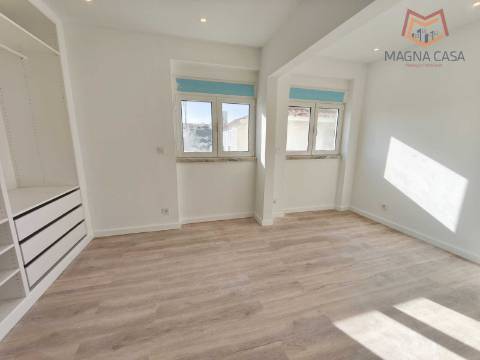 Apartamento T1 (2 assoalhadas) com arrecadação para venda em Porto Salvo - Oeiras