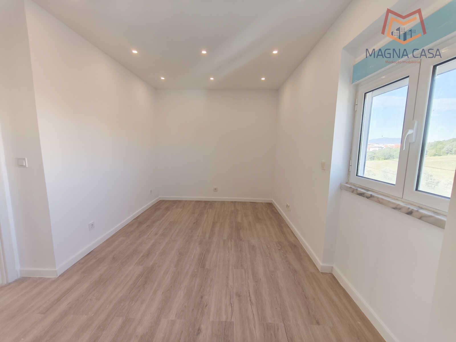 Apartamento T1 (2 assoalhadas) com arrecadação para venda em Porto Salvo - Oeiras