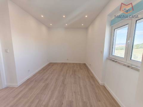 Apartamento T1 (2 assoalhadas) com arrecadação para venda em Porto Salvo - Oeiras