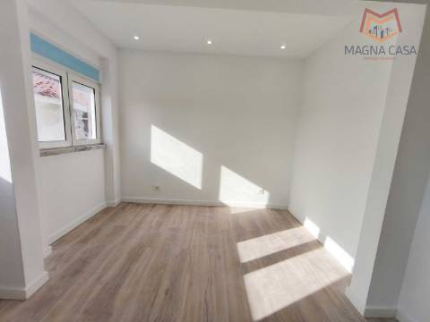 Apartamento T1 (2 assoalhadas) com arrecadação para venda em Porto Salvo - Oeiras