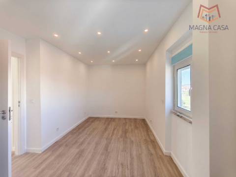 Apartamento T1 (2 assoalhadas) com arrecadação para venda em Porto Salvo - Oeiras