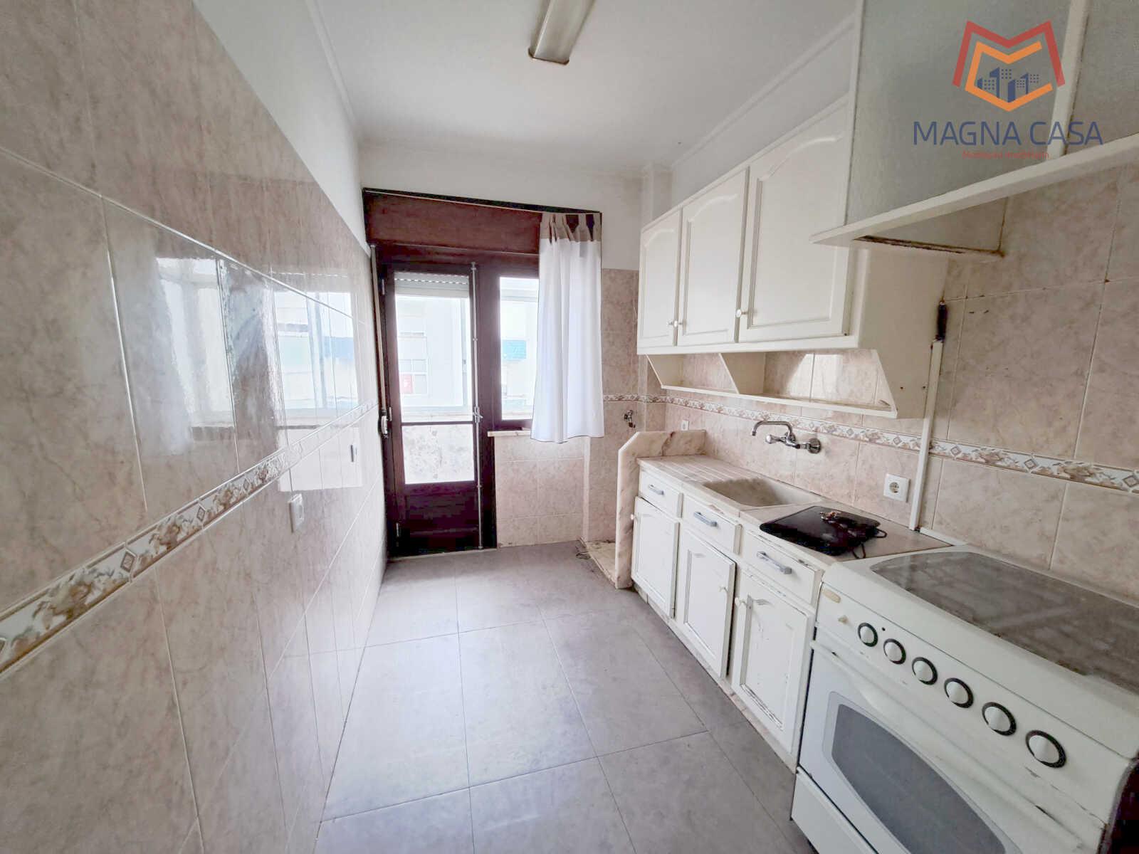 Apartamento T2, próximo a Comércio e Serviços, para venda em Odivelas - Lisboa (muito bem localizado)