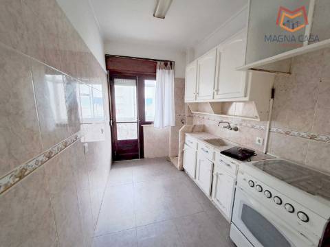 Apartamento T2, próximo a Comércio e Serviços, para venda em Odivelas - Lisboa (muito bem localizado)