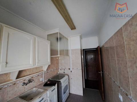 Apartamento T2, próximo a Comércio e Serviços, para venda em Odivelas - Lisboa (muito bem localizado)