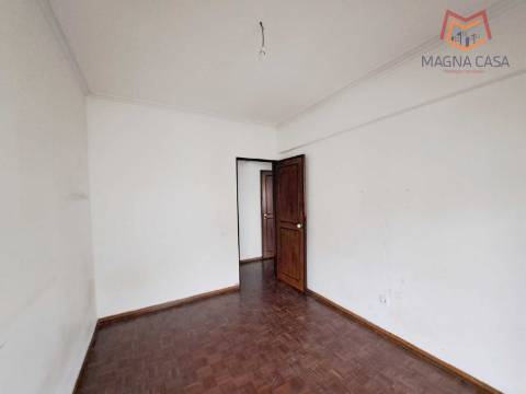 Apartamento T2, próximo a Comércio e Serviços, para venda em Odivelas - Lisboa (muito bem localizado)