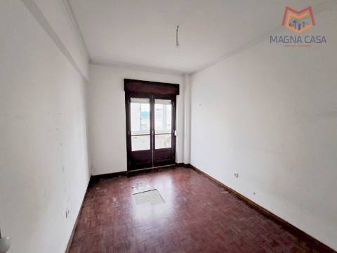 Apartamento T2, próximo a Comércio e Serviços, para venda em Odivelas - Lisboa (muito bem localizado)