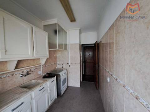 Apartamento T2, próximo a Comércio e Serviços, para venda em Odivelas - Lisboa (muito bem localizado)