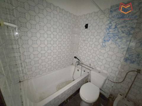 Apartamento T2, próximo a Comércio e Serviços, para venda em Odivelas - Lisboa (muito bem localizado)