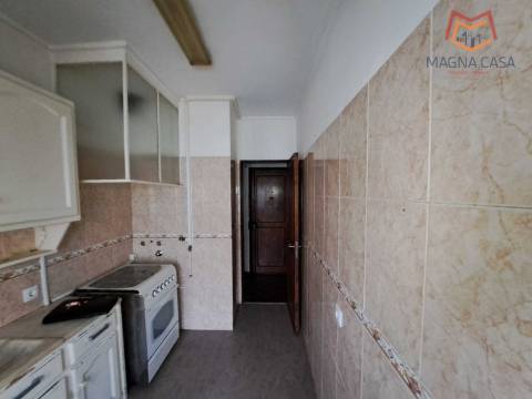 Apartamento T2, próximo a Comércio e Serviços, para venda em Odivelas - Lisboa (muito bem localizado)