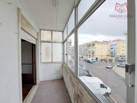 Apartamento T2, próximo a Comércio e Serviços, para venda em Odivelas - Lisboa (muito bem localizado)