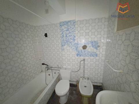 Apartamento T2, próximo a Comércio e Serviços, para venda em Odivelas - Lisboa (muito bem localizado)