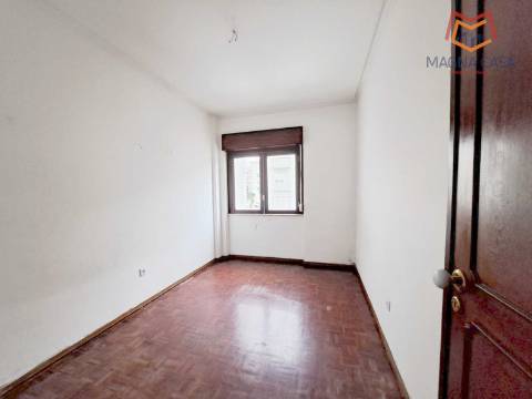 Apartamento T2, próximo a Comércio e Serviços, para venda em Odivelas - Lisboa (muito bem localizado)