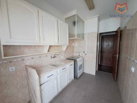 Apartamento T2, próximo a Comércio e Serviços, para venda em Odivelas - Lisboa (muito bem localizado)