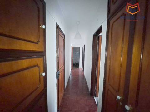 Apartamento T2, próximo a Comércio e Serviços, para venda em Odivelas - Lisboa (muito bem localizado)