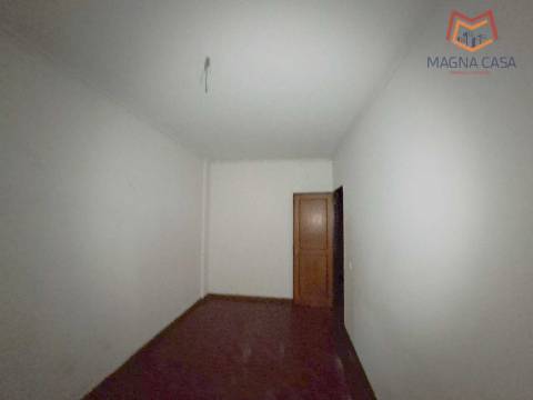 Apartamento T2, próximo a Comércio e Serviços, para venda em Odivelas - Lisboa (muito bem localizado)