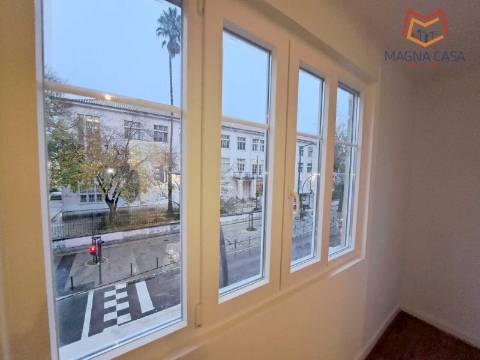 Apartamento T3 para venda na General Roçadas, Penha de França em Lisboa, totalmente remodelado com materiais de excelente qualidade