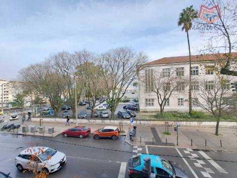 Apartamento T3 para venda na General Roçadas, Penha de França em Lisboa, totalmente remodelado com materiais de excelente qualidade