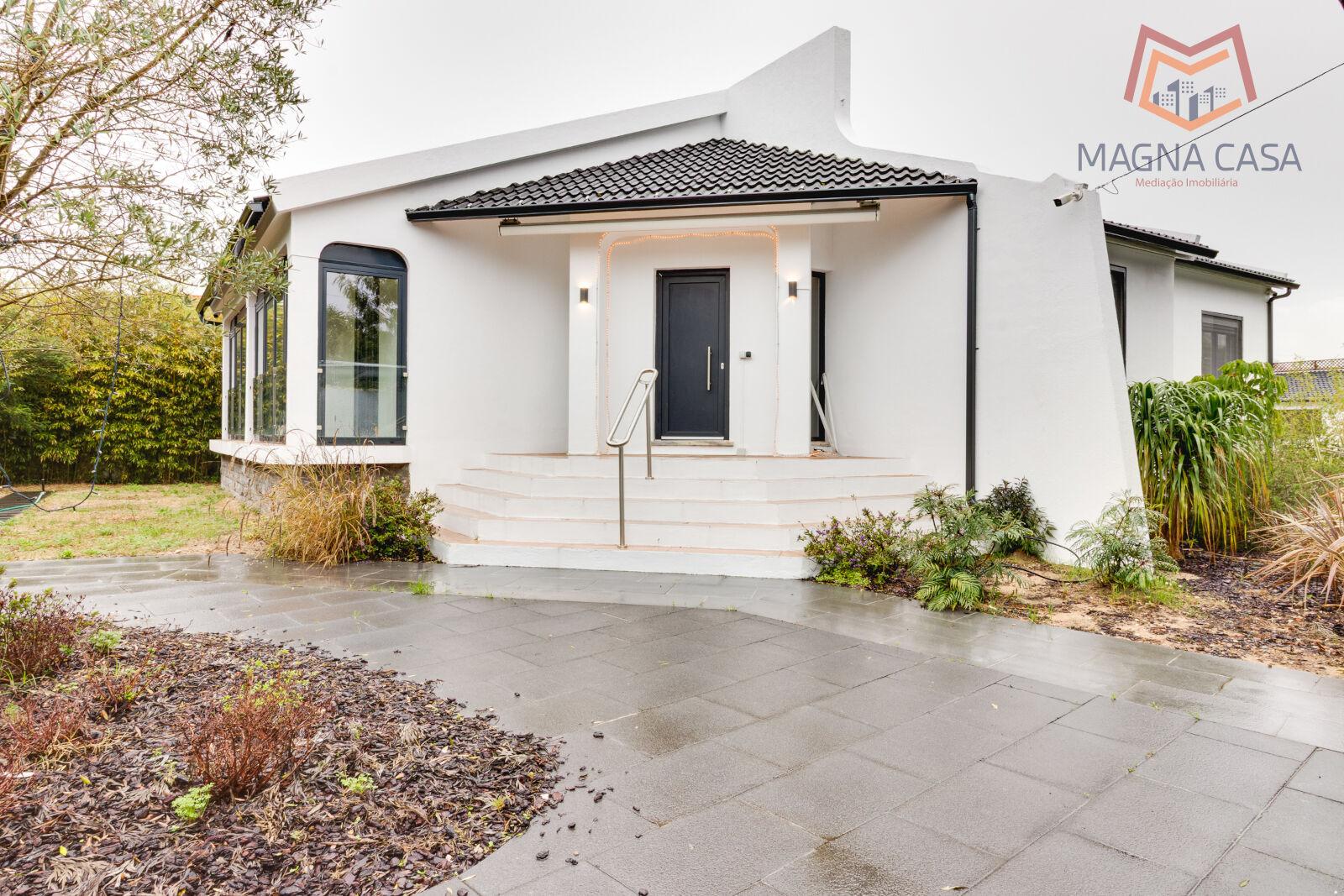 Oportunidade Única: Moradia T3+1 remodelada com dois pisos (RC+ Cave) e logradouro com 827m², no Mucifal, Colares!