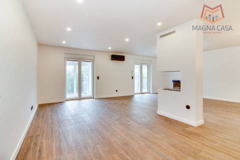 Oportunidade Única: Moradia T3+1 remodelada com dois pisos (RC+ Cave) e logradouro com 827m², no Mucifal, Colares!