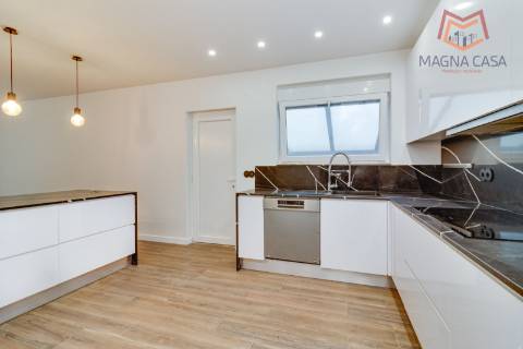 Oportunidade Única: Moradia T3+1 remodelada com dois pisos (RC+ Cave) e logradouro com 827m², no Mucifal, Colares!