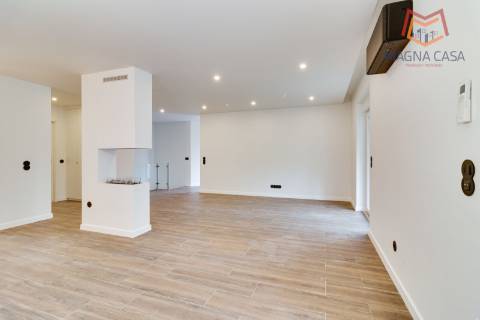 Oportunidade Única: Moradia T3+1 remodelada com dois pisos (RC+ Cave) e logradouro com 827m², no Mucifal, Colares!