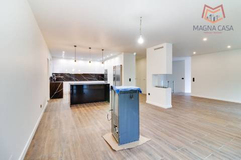 Oportunidade Única: Moradia T3+1 remodelada com dois pisos (RC+ Cave) e logradouro com 827m², no Mucifal, Colares!