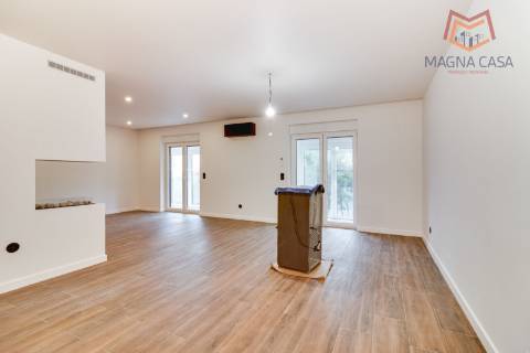 Oportunidade Única: Moradia T3+1 remodelada com dois pisos (RC+ Cave) e logradouro com 827m², no Mucifal, Colares!