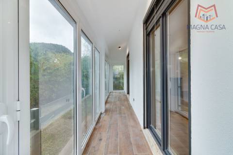 Oportunidade Única: Moradia T3+1 remodelada com dois pisos (RC+ Cave) e logradouro com 827m², no Mucifal, Colares!