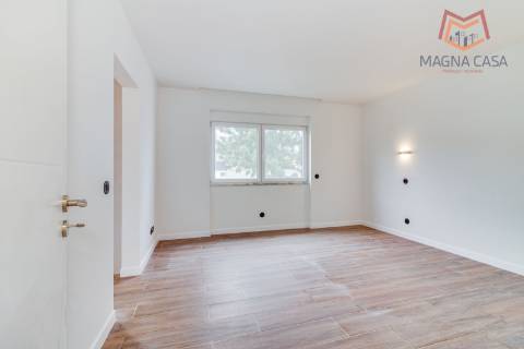 Oportunidade Única: Moradia T3+1 remodelada com dois pisos (RC+ Cave) e logradouro com 827m², no Mucifal, Colares!