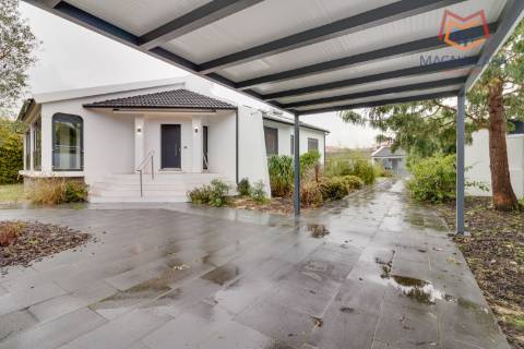 Oportunidade Única: Moradia T3+1 remodelada com dois pisos (RC+ Cave) e logradouro com 827m², no Mucifal, Colares!