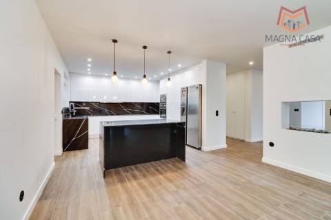 Oportunidade Única: Moradia T3+1 remodelada com dois pisos (RC+ Cave) e logradouro com 827m², no Mucifal, Colares!