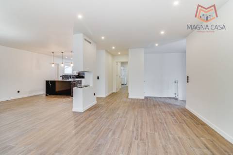 Oportunidade Única: Moradia T3+1 remodelada com dois pisos (RC+ Cave) e logradouro com 827m², no Mucifal, Colares!