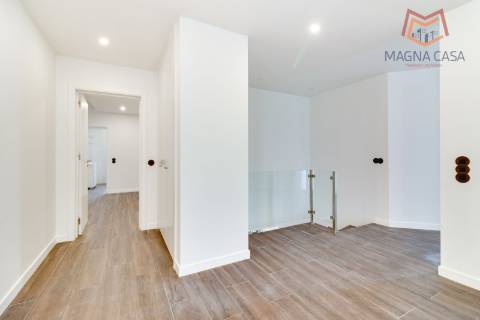 Oportunidade Única: Moradia T3+1 remodelada com dois pisos (RC+ Cave) e logradouro com 827m², no Mucifal, Colares!