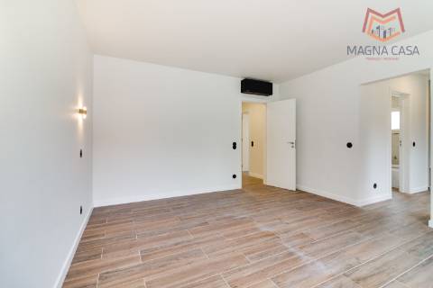 Oportunidade Única: Moradia T3+1 remodelada com dois pisos (RC+ Cave) e logradouro com 827m², no Mucifal, Colares!