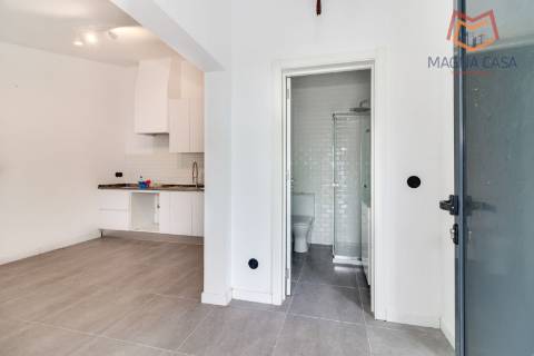 Oportunidade Única: Moradia T3+1 remodelada com dois pisos (RC+ Cave) e logradouro com 827m², no Mucifal, Colares!