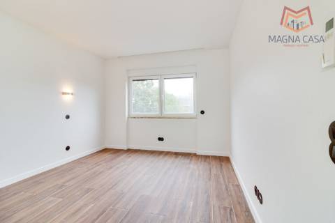 Oportunidade Única: Moradia T3+1 remodelada com dois pisos (RC+ Cave) e logradouro com 827m², no Mucifal, Colares!