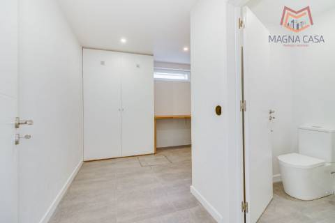 Oportunidade Única: Moradia T3+1 remodelada com dois pisos (RC+ Cave) e logradouro com 827m², no Mucifal, Colares!