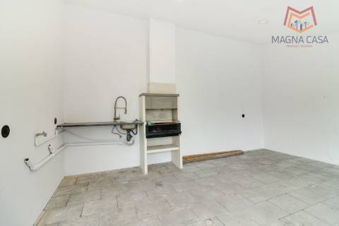 Oportunidade Única: Moradia T3+1 remodelada com dois pisos (RC+ Cave) e logradouro com 827m², no Mucifal, Colares!