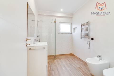 Oportunidade Única: Moradia T3+1 remodelada com dois pisos (RC+ Cave) e logradouro com 827m², no Mucifal, Colares!