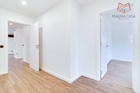 Oportunidade Única: Moradia T3+1 remodelada com dois pisos (RC+ Cave) e logradouro com 827m², no Mucifal, Colares!