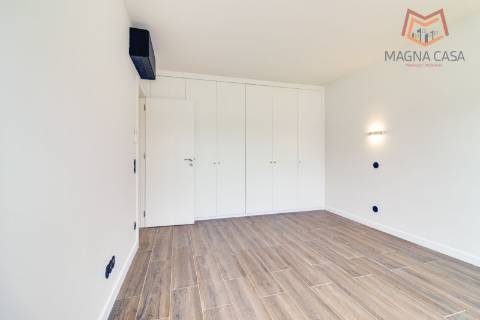 Oportunidade Única: Moradia T3+1 remodelada com dois pisos (RC+ Cave) e logradouro com 827m², no Mucifal, Colares!