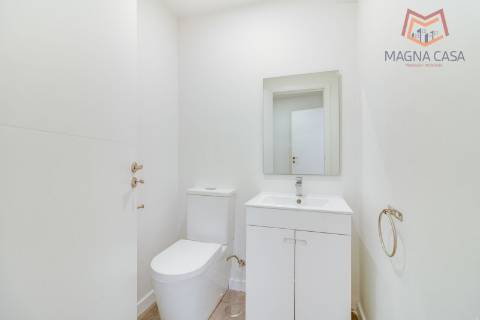 Oportunidade Única: Moradia T3+1 remodelada com dois pisos (RC+ Cave) e logradouro com 827m², no Mucifal, Colares!