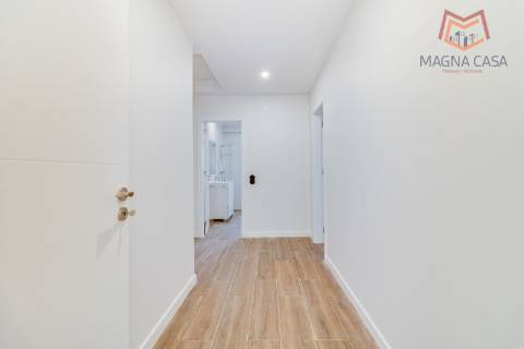 Oportunidade Única: Moradia T3+1 remodelada com dois pisos (RC+ Cave) e logradouro com 827m², no Mucifal, Colares!